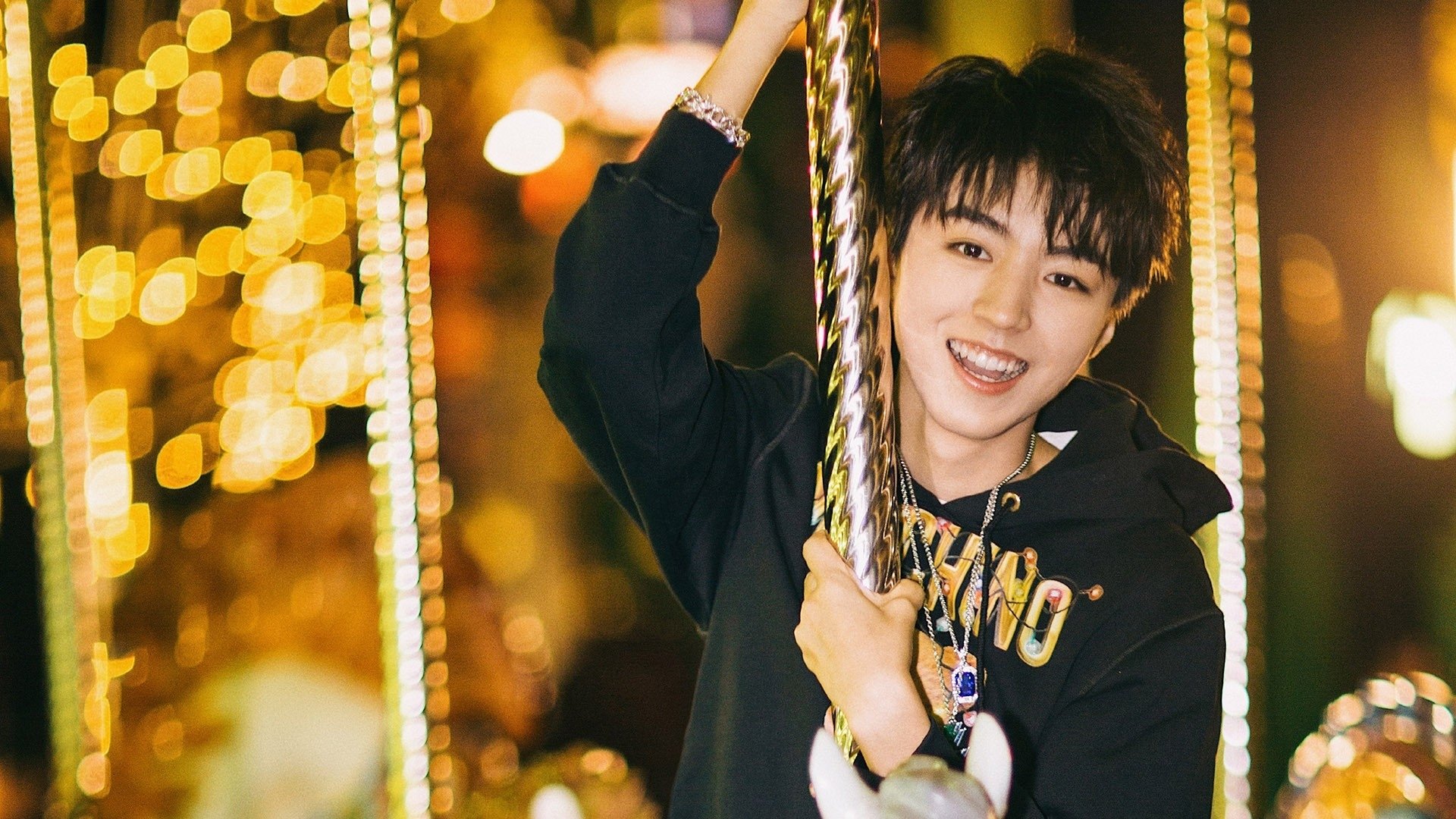 开云体育下载官网-“伊万·戈梅斯的强硬防守与进攻意识，成为美洲狮队的中坚力量”